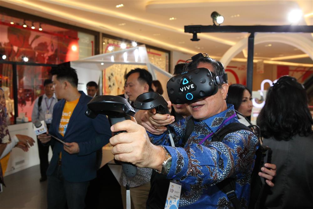 【新聞圖片1】駐印尼代表處陳忠大使於展場內體驗由HTC VIVE及MSI贊助的VR遊戲。 (002)