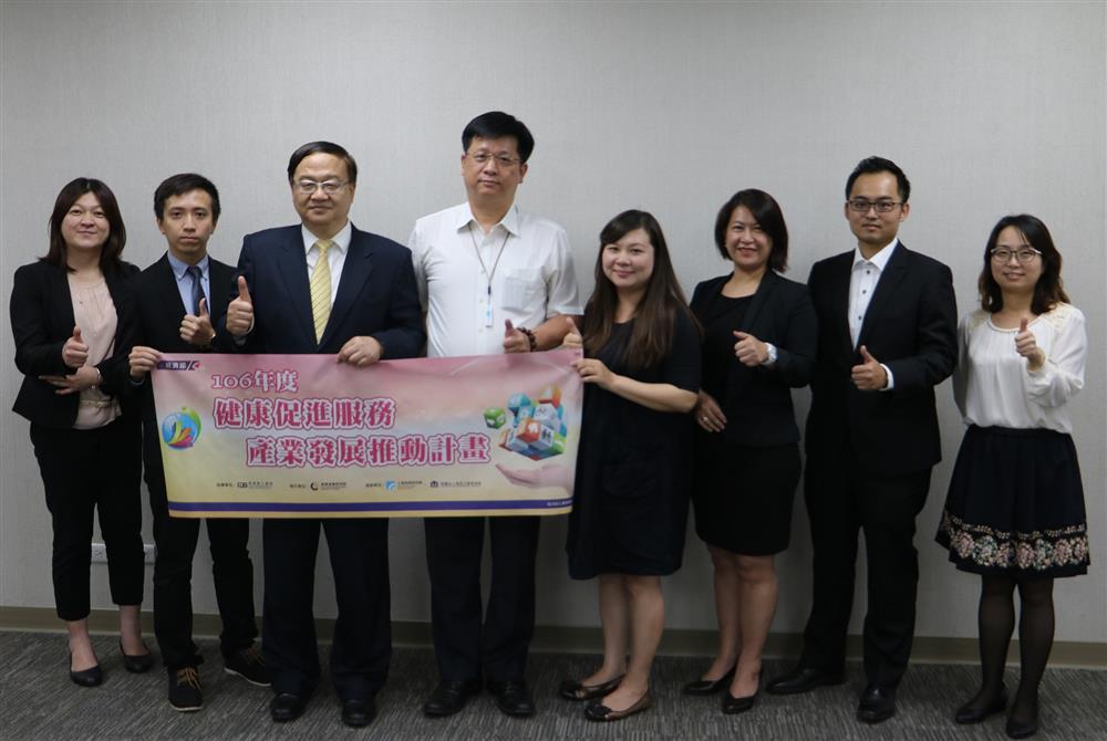 【新聞圖片】商研院CDRI副院長王建彬(左三)與華人健康網、景澤生技、台灣受恩、環球藥品、藝術達、工研院、資策會代表合影。