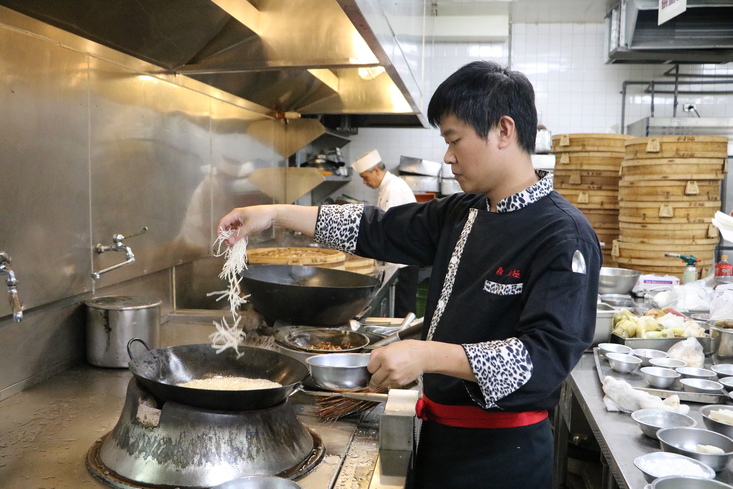 【新聞圖片1】客家名廚溫國智今日上午就在廚房忙碌準備各項創新料理。