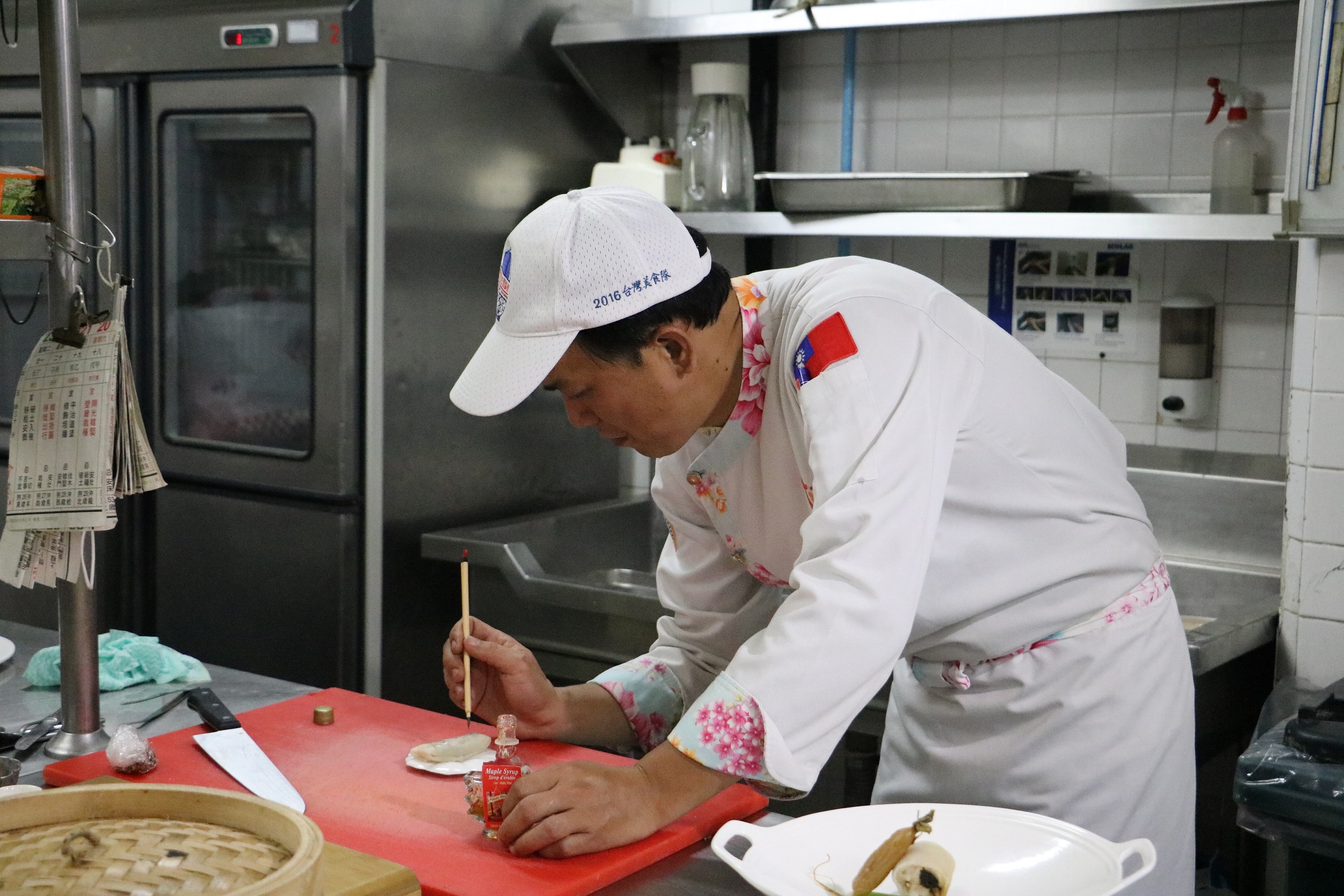 【新聞圖片2】客家名廚陳志昇一早就專注在廚房間穿梭忙碌張羅料理。