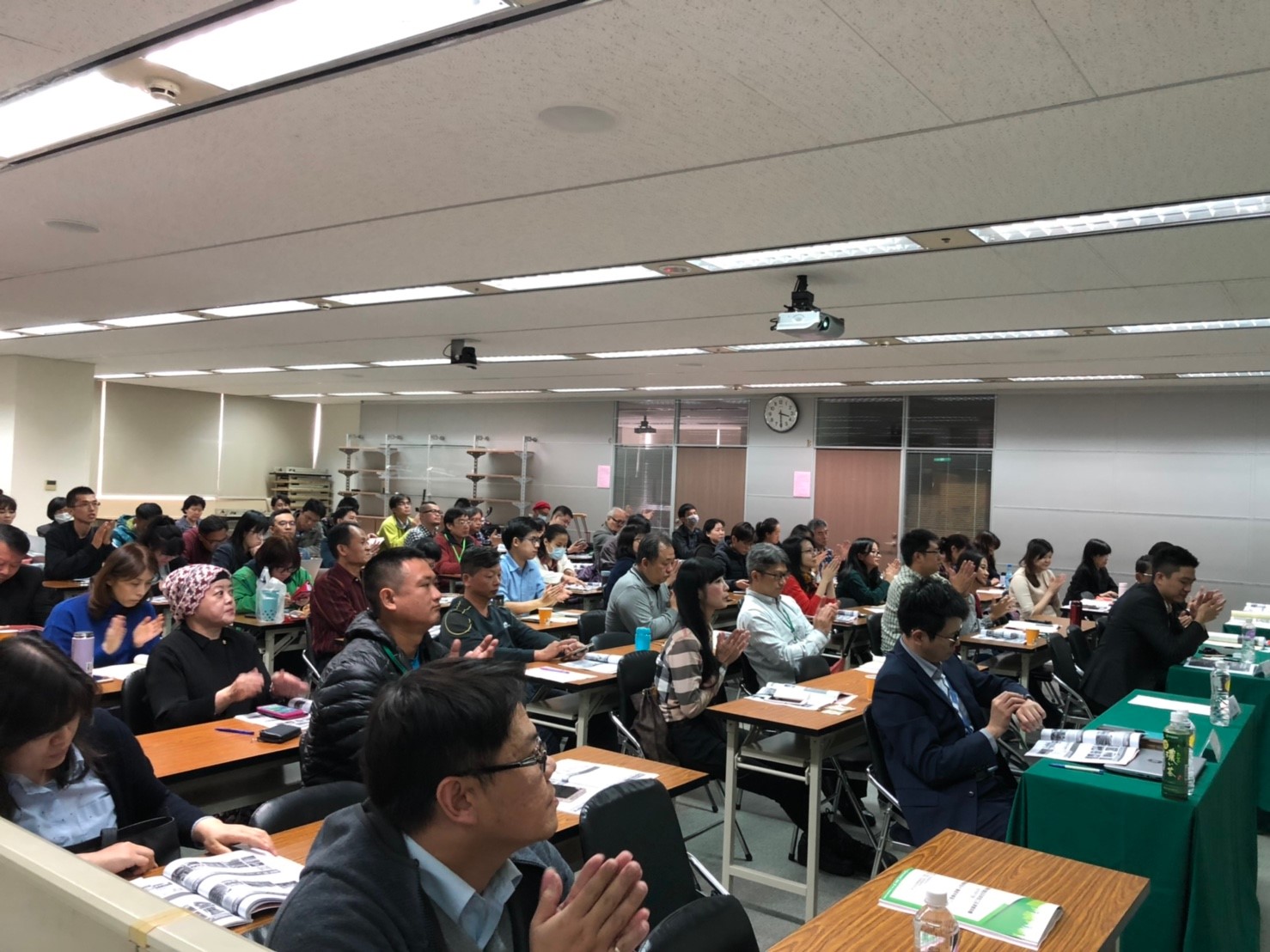 農委會研討會活動場場吸引許多業者參加，民眾專注聆聽講者分享。