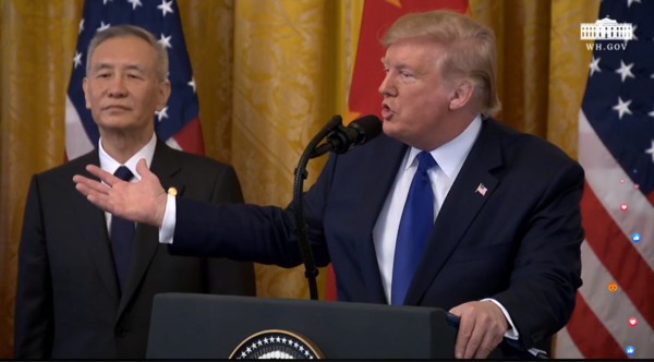 川普與劉鶴在白宮東廳進行貿易協議簽署儀式。（圖／翻攝自The White House ）